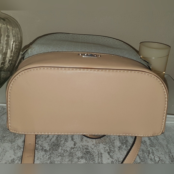 GUESS - Picture 2 of 10